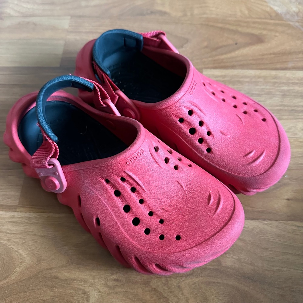 Crocs J2 Size 2 Toddler Kids Red‎ Classic Clog Sandals Shoes
